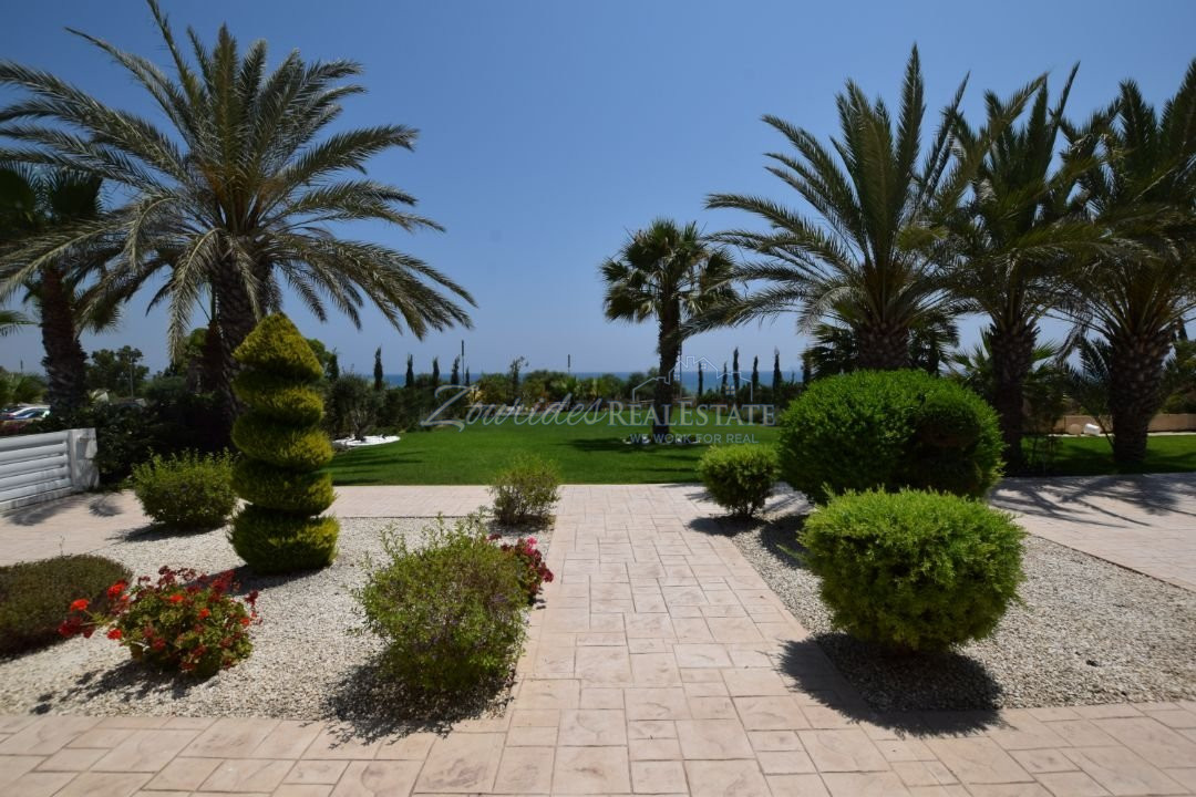 Three bedroom Villa in front of the beach
