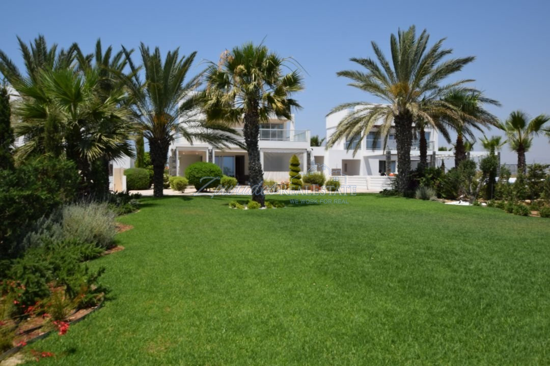 Three bedroom Villa in front of the beach