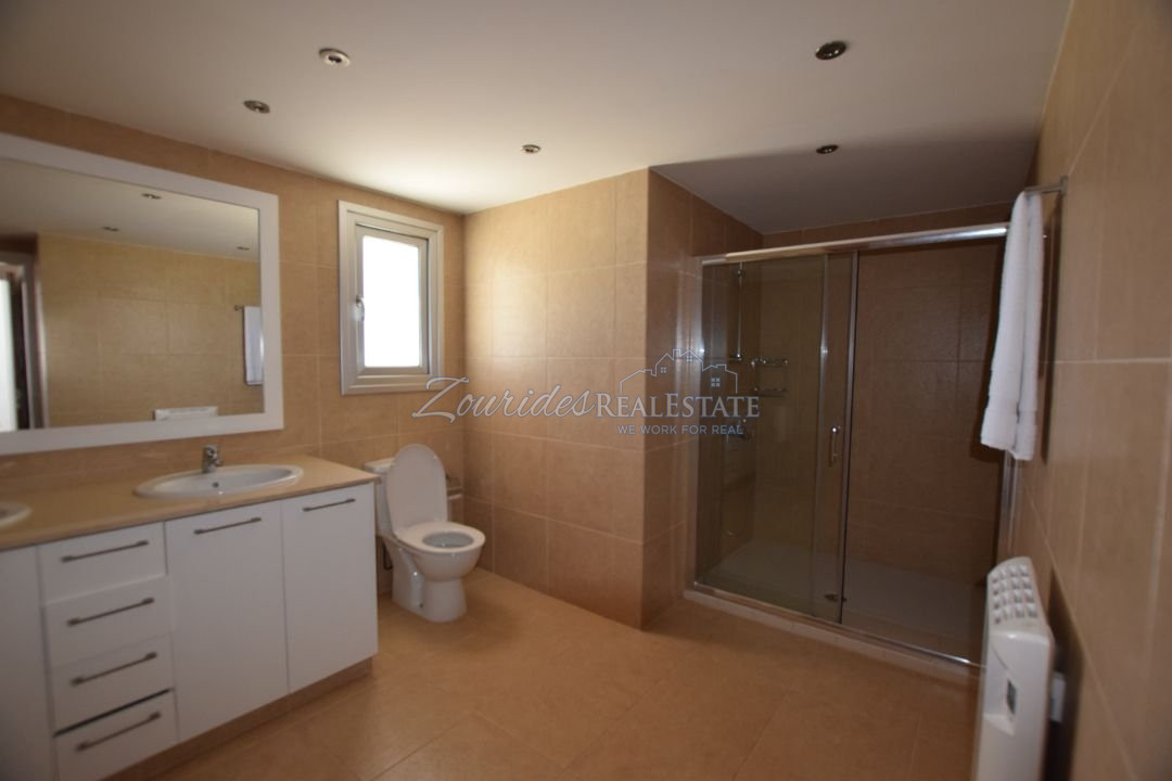 Three bedroom Villa in front of the beach