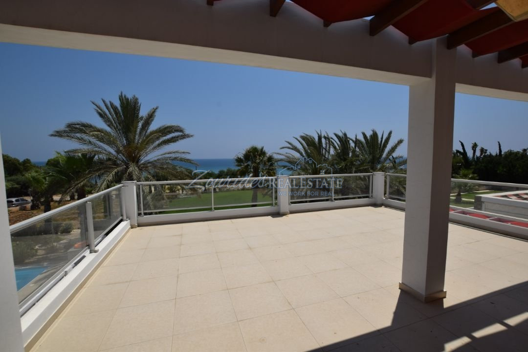 Three bedroom Villa in front of the beach