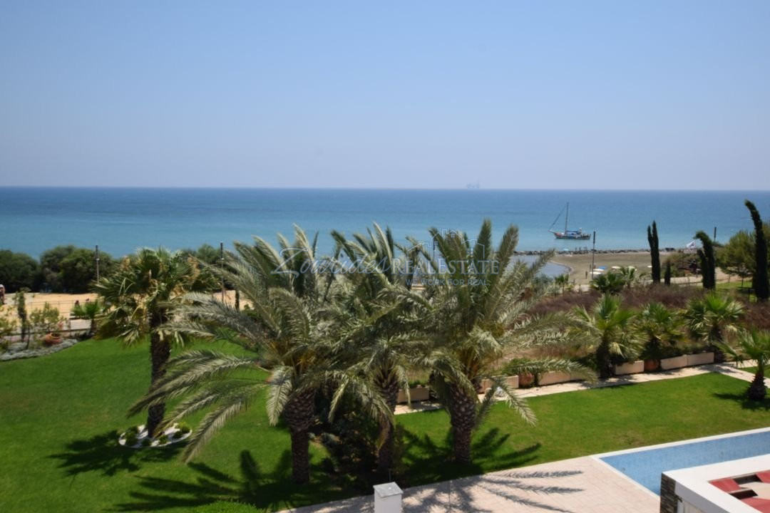 Three bedroom Villa in front of the beach
