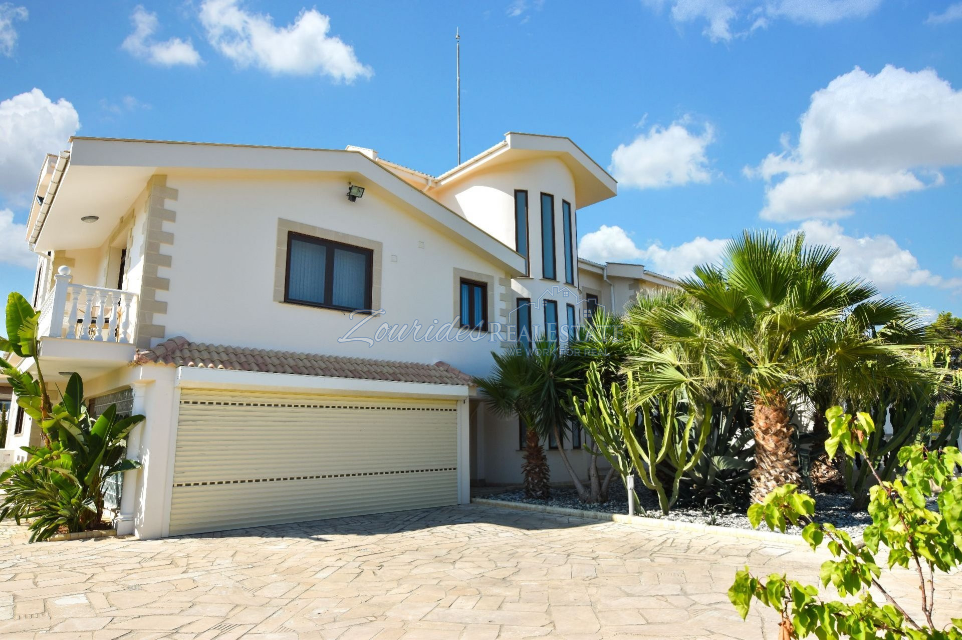 Five Bedroom Villa in Mazotos