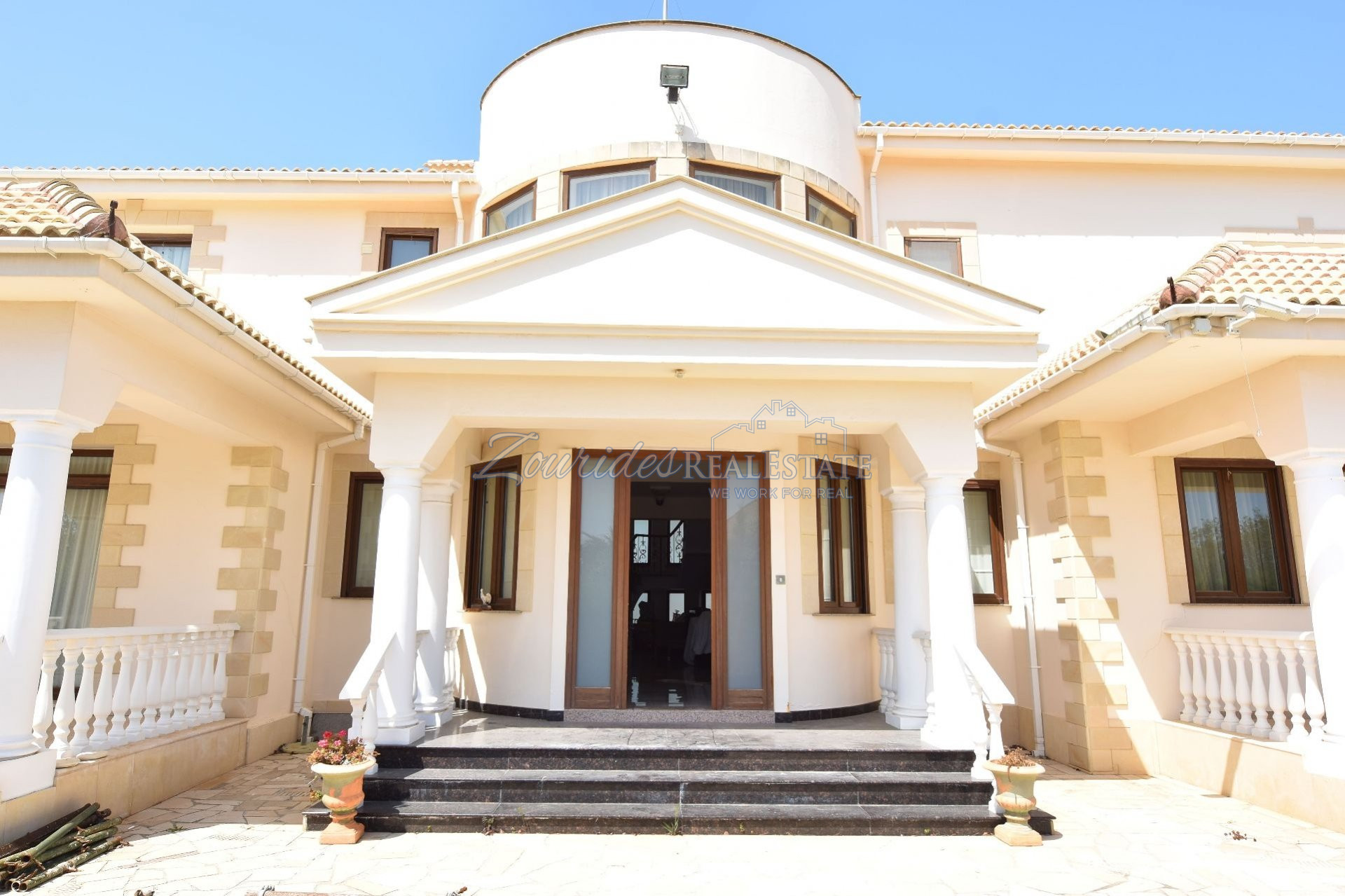 Five Bedroom Villa in Mazotos