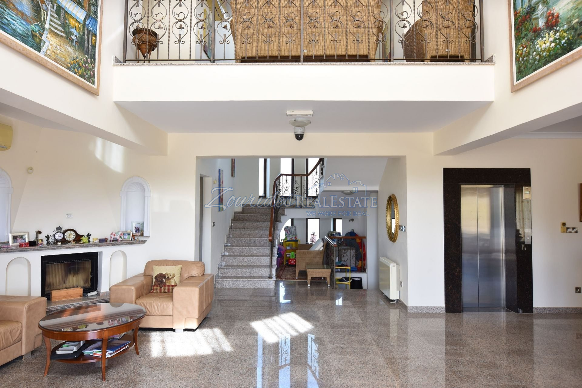 Five Bedroom Villa in Mazotos