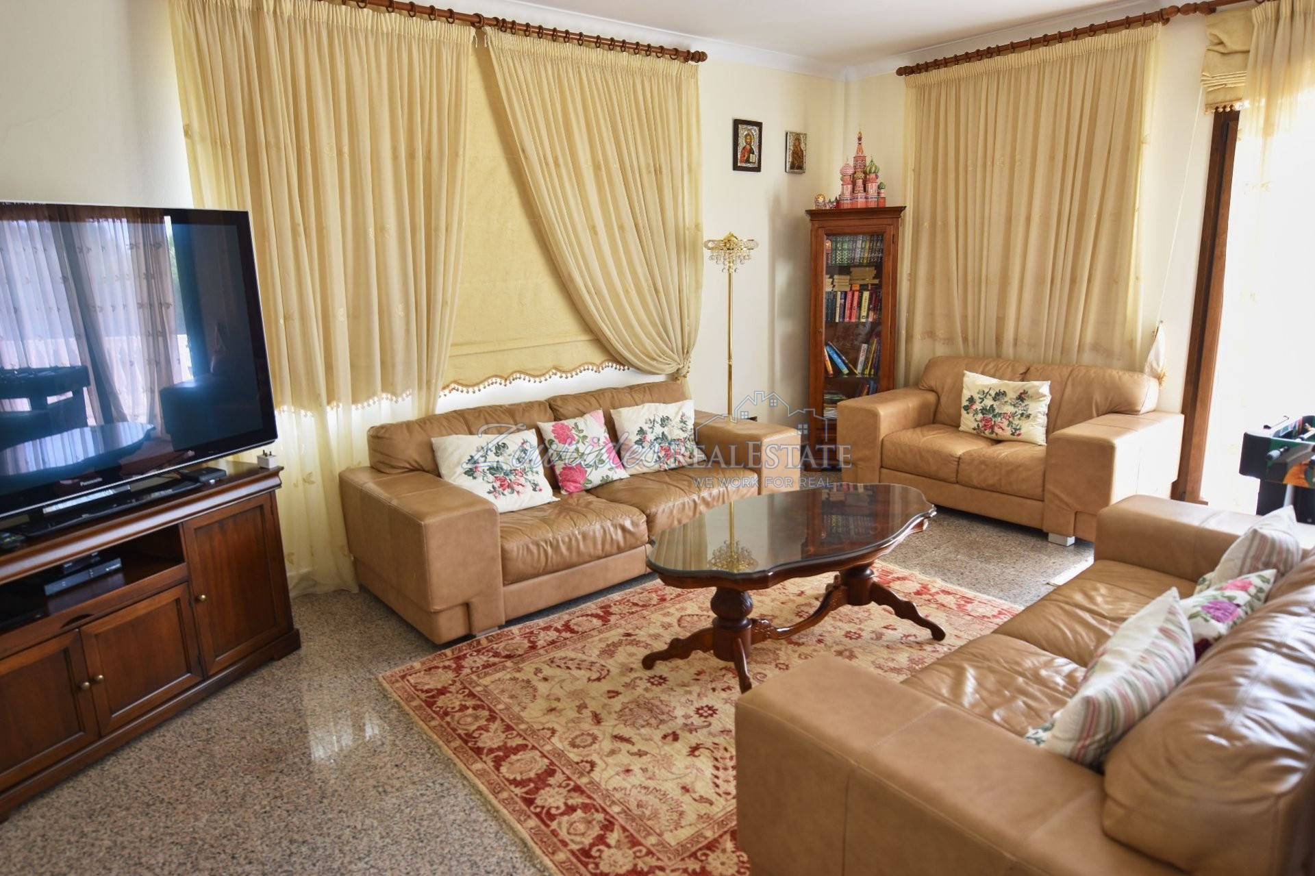 Five Bedroom Villa in Mazotos