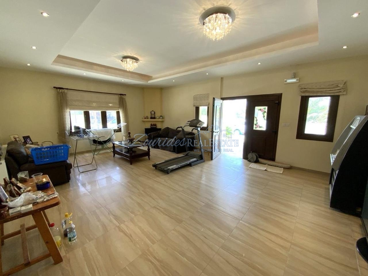 Spacious Five Bedroom Home In Aradippou area