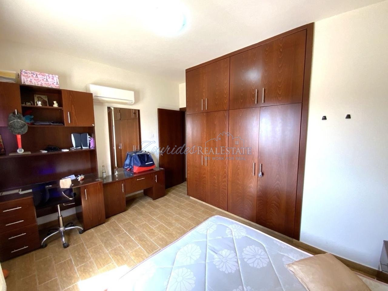 Spacious Five Bedroom Home In Aradippou area