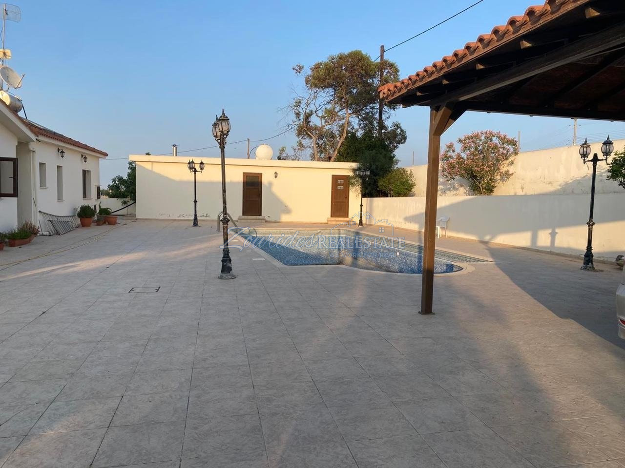 Spacious Five Bedroom Home In Aradippou area