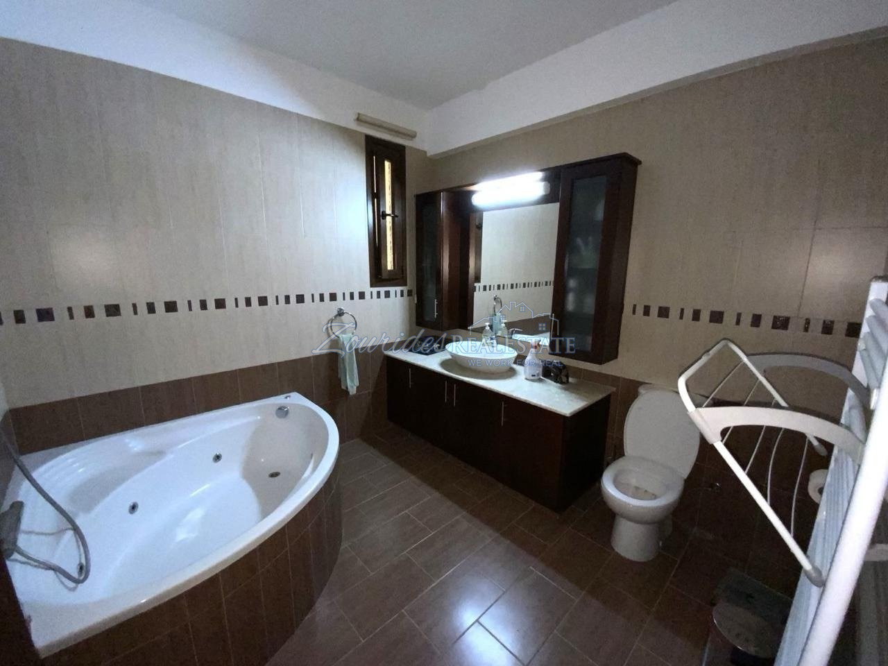 Spacious Five Bedroom Home In Aradippou area