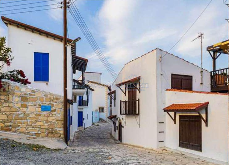 Detached property close to the sea